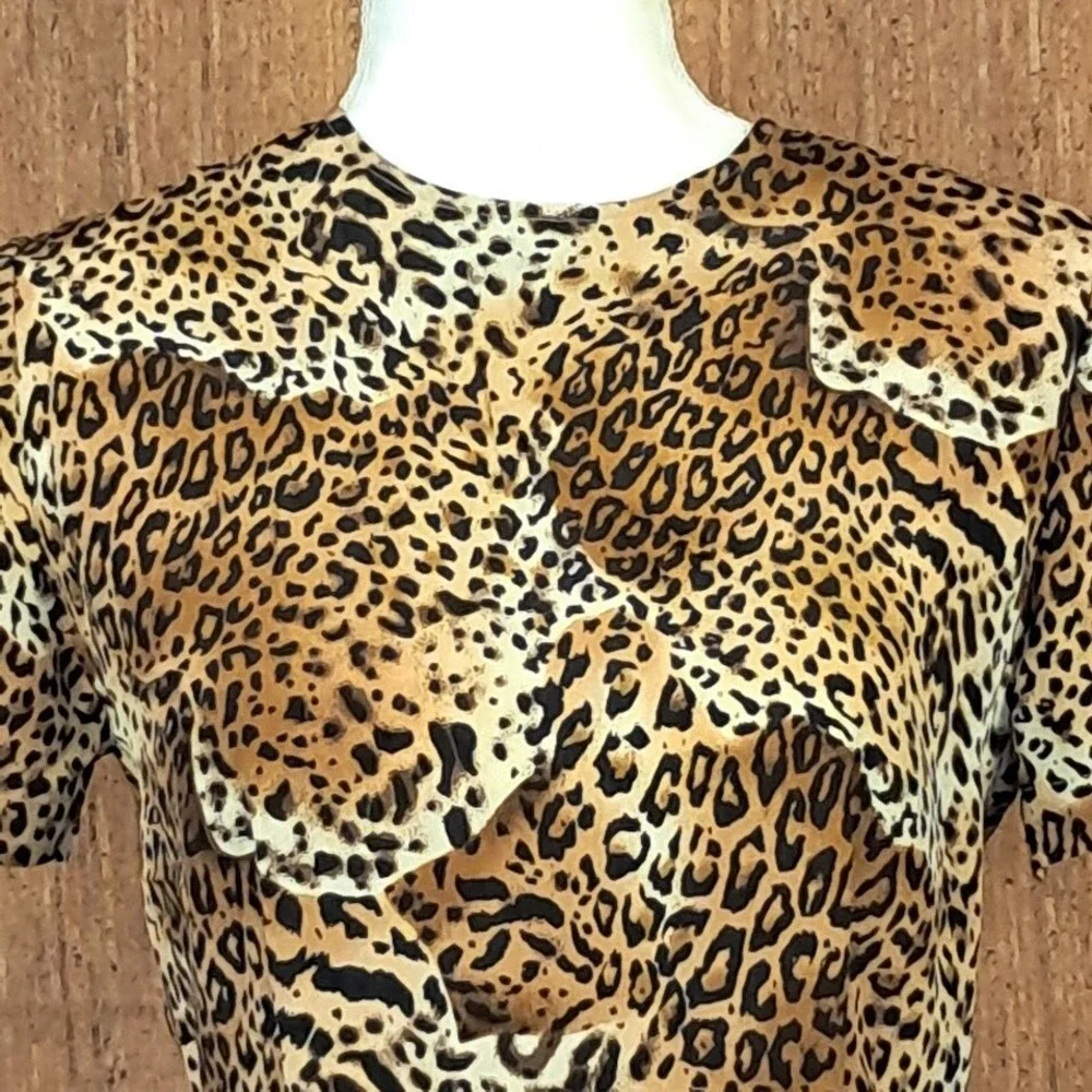 Vtg‎ PETITE SOPHISTICATE 2 Lux 100% Silk Fitted Animal Print Blouse Back Button - Picture 2 of 8